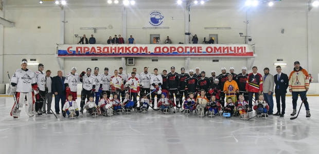 Звезды российского хоккея провели благотворительный матч в Ледовом дворце им. Кожевникова