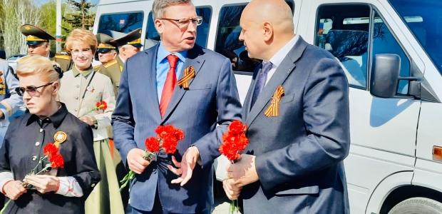В омском Парке Победы состоялось торжественное возложение цветов и венков 