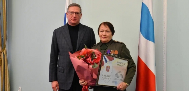 Губернатор Омской области вручил награду председателю организации «Совет солдатских родителей» Любови Лобовой