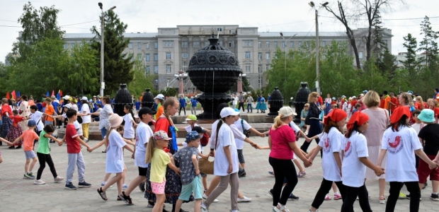 В честь Дня России в омском сквере прошел Фестиваль народных игр «Русские забавы»