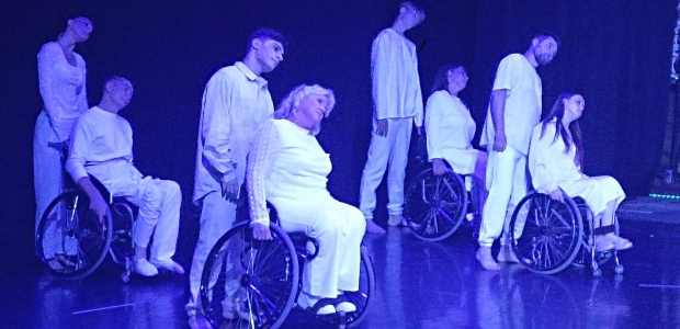 Центр «Танцы без границ» поставил пластический спектакль