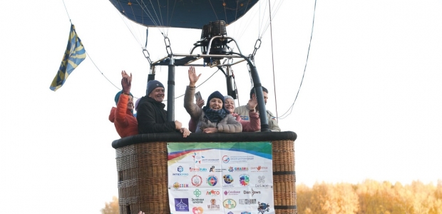 Омский ЦИСС организовал для «серебряных волонтеров» полет на воздушном шаре